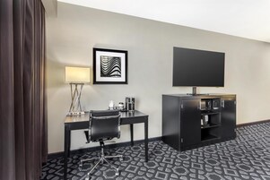 Ropa de cama de alta calidad y caja de seguridad en la habitación 