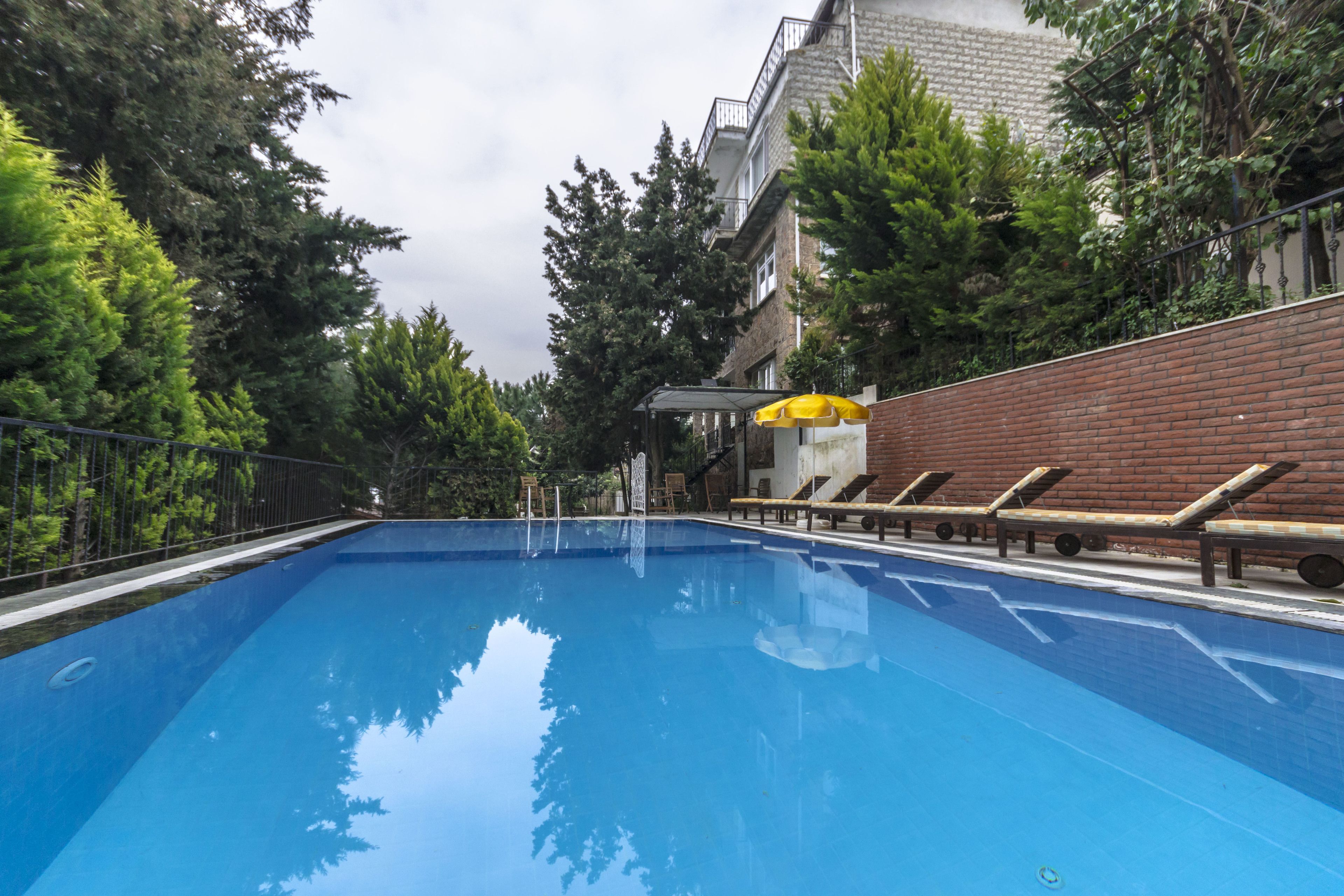 Piscina a l'aire lliure de temporada (horari: 08:00-20:00) i para-sols 