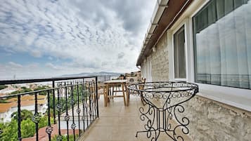 Apartamento premium, vista para o mar | Terraço/pátio