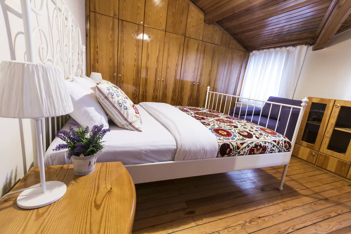 4 bedrooms, Egyptian cotton sheets, premium bedding, down duvets