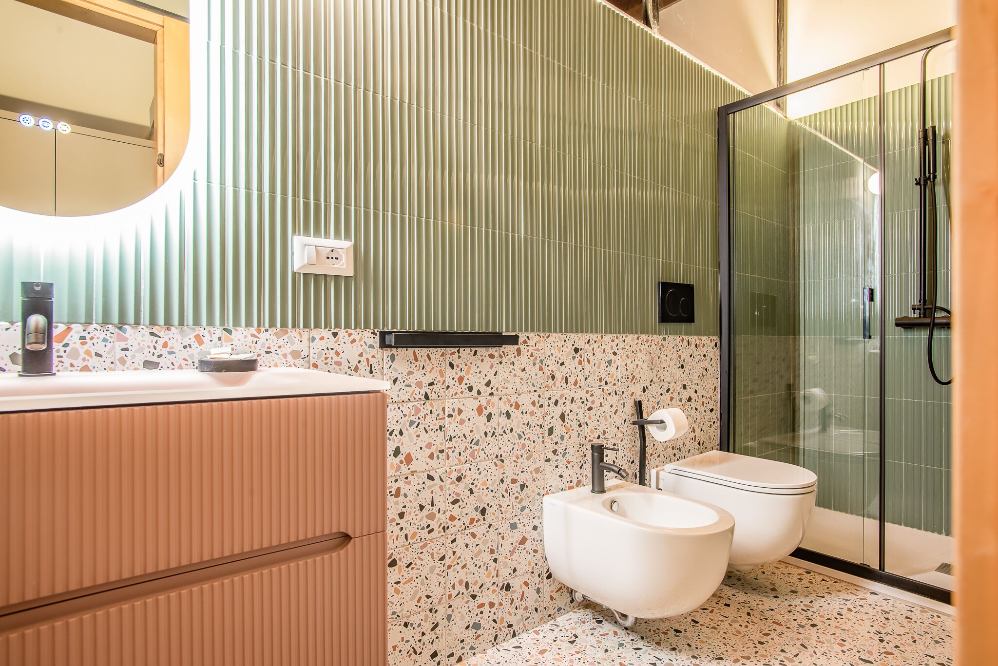 Ein modernes Badezimmer mit einer freistehenden Badewanne, einer Toilette und einer gläsernen Duschkabine.