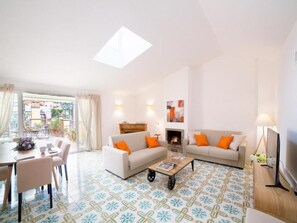 Apartemen Deluks, 2 kamar tidur, 2 kamar mandi, gedung tambahan | Ruang keluarga | TV layar datar