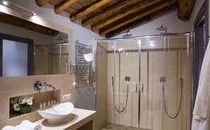 Habitación Deluxe, bañera de hidromasaje | Baño | Artículos de higiene personal gratuitos, secador de pelo, bidé y toallas