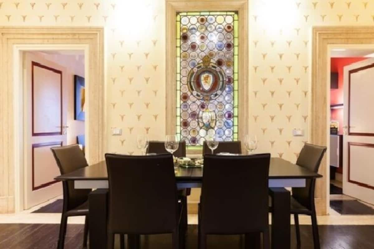 City appartement | Woonruimte | Een flatscreentelevisie