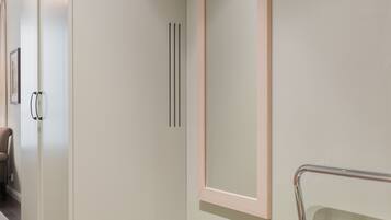 Standard tvåbäddsrum | Värdeförvaringsskåp på rummet, skrivbord och ljudisolering