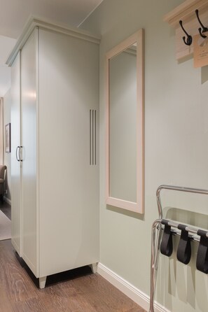 ห้องสแตนดาร์ดทวิน | ตู้นิรภัยในห้องพัก, โต๊ะทำงาน, ห้องเก็บเสียง, เตารีด/โต๊ะรีดผ้า