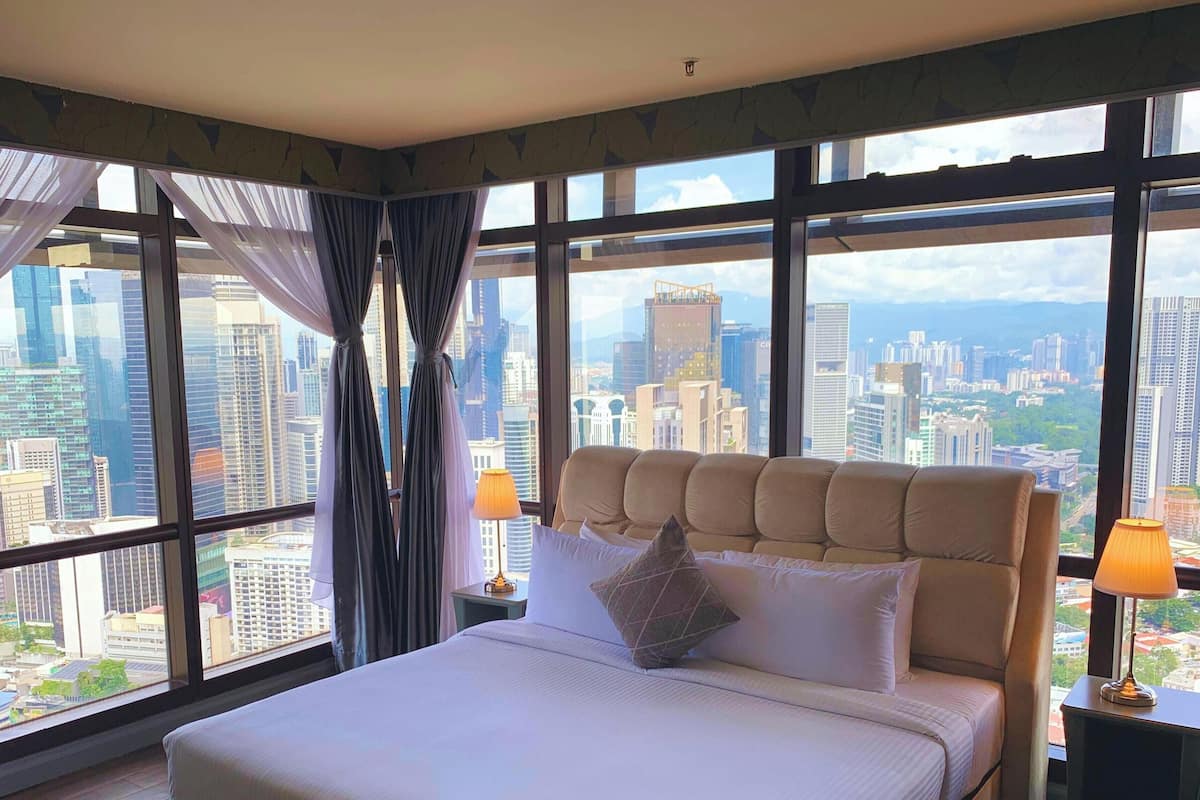 Apartment, 2 Bedrooms | Individually furnished, desk, blackout curtains, iron/ironing board