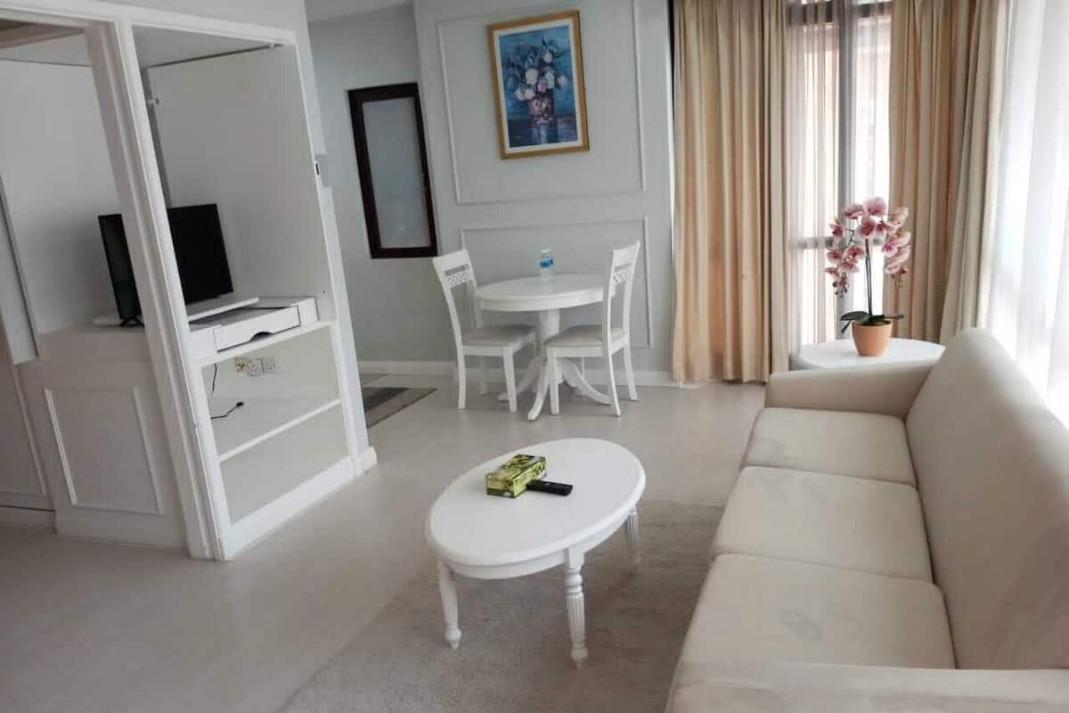 Superior kamer | Woonruimte | Een flatscreentelevisie