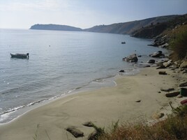 Una playa cerca, sillas reclinables de playa, toallas de playa