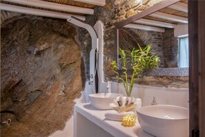 Deluxe Honeymoon Suite with Sea View | Biancheria da letto di alta qualità, materassi a doppio strato