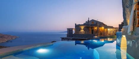 En sÀsongsöppen utomhuspool och solstolar