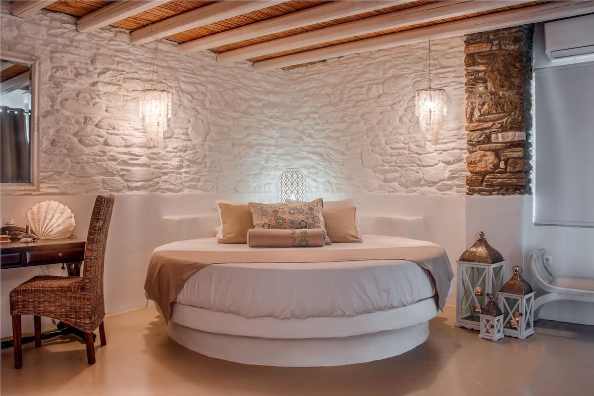 Deluxe Honeymoon Suite with Sea View | Biancheria da letto di alta qualità, materassi a doppio strato