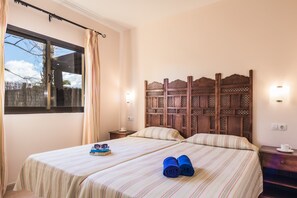 3 bedrooms, in-room safe, blackout curtains, free cots/infant beds - Villas Oasis Papagayo (La Oliva)