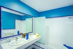 Combined shower/bathtub, towels - Villas Oasis Papagayo (La Oliva)