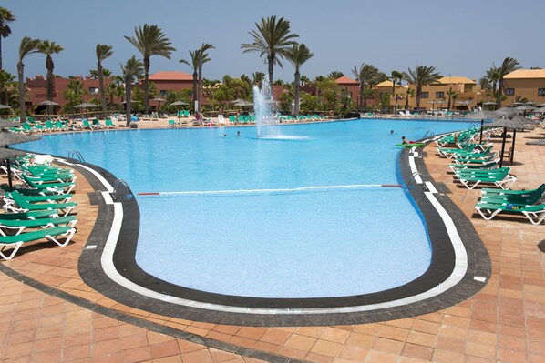 Piscine extérieure, parasols de plage, chaises longues