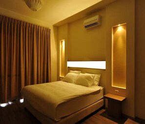 1 bedroom, premium bedding, desk, soundproofing