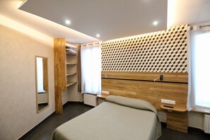 Double Room | Desk, blackout drapes, soundproofing, free WiFi - Hôtel des Pyrénées (Paris)