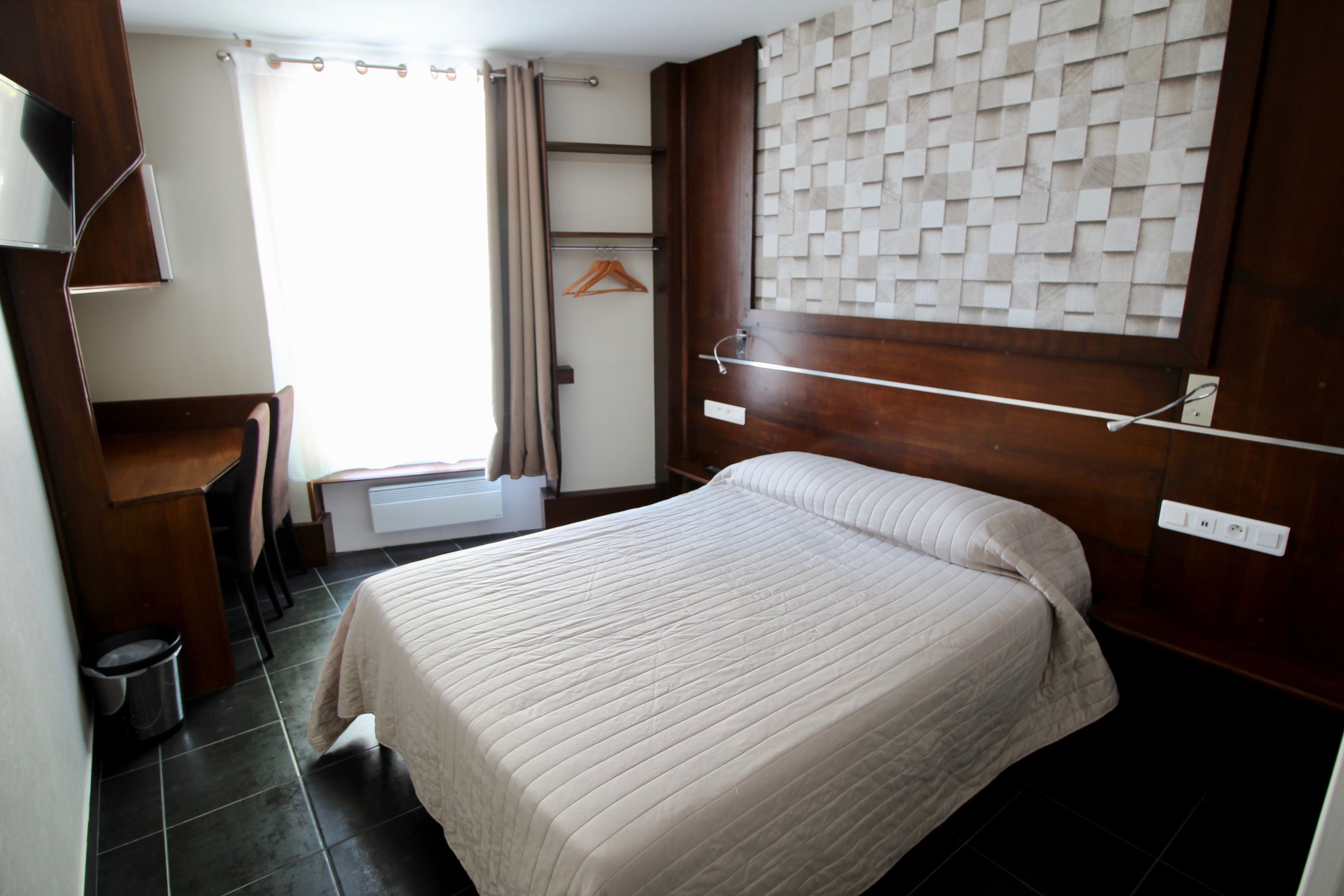 double room | desk, blackout curtains, soundproofing, free wifi