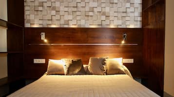 Escritorio, cortinas blackout, sistema de insonorización y wifi gratis