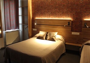 Triple Room | Desk, blackout drapes, soundproofing, free WiFi - Hôtel des Pyrénées (Paris)