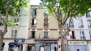 A hotel facade with a sign reading "Hôtel des Pyrénéeses Paris - Belleville." - Hôtel des Pyrénées (Paris)
