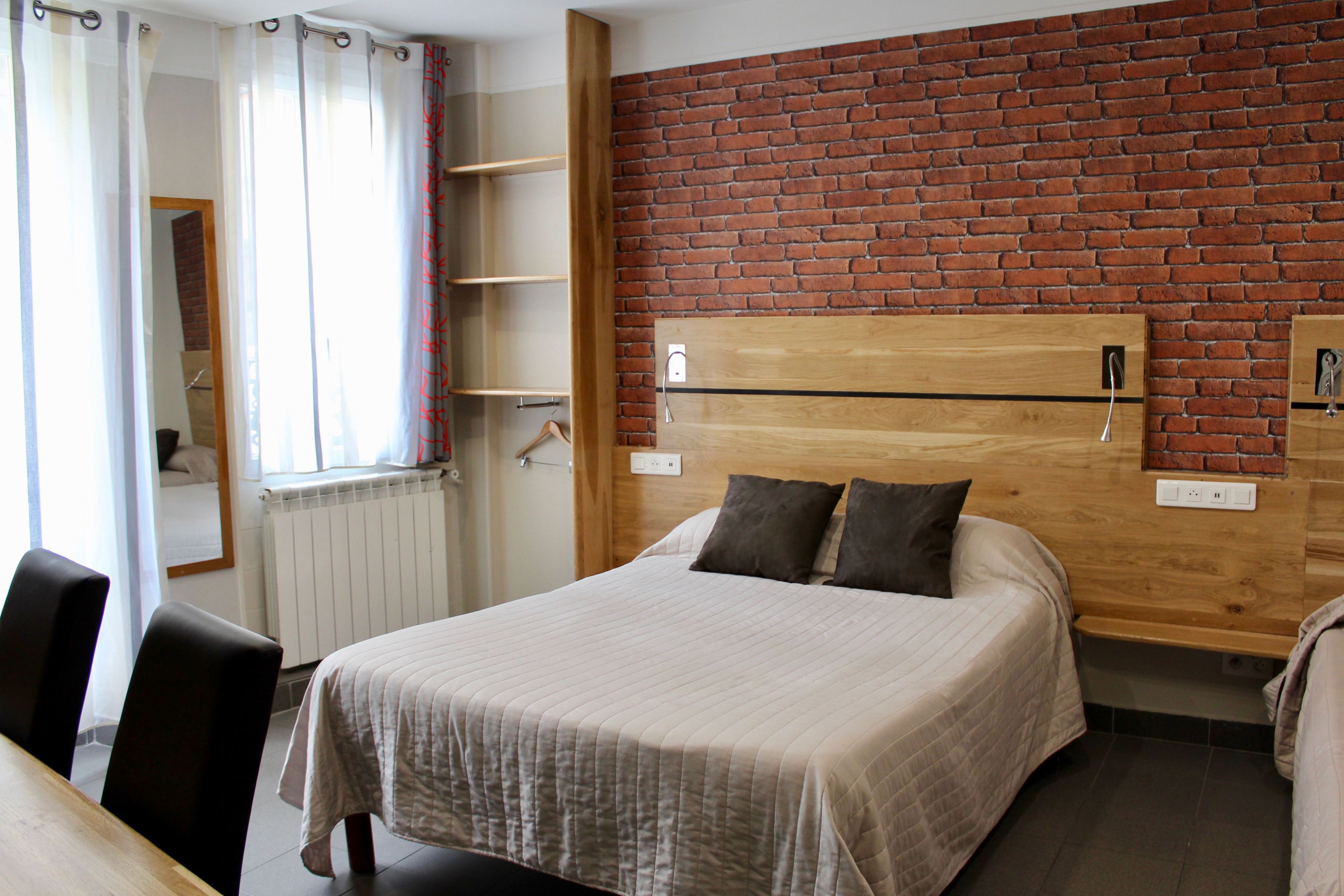 triple room | desk, blackout curtains, soundproofing, free wifi