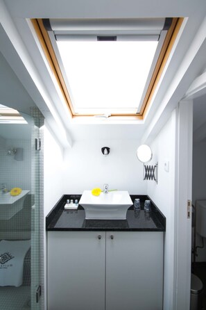 Shower, free toiletries, hair dryer, towels - Imperium Lisbon Village (Lisbon)