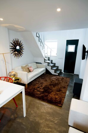 Apartamento luxo, cozinha americana | Área de estar | TV LCD