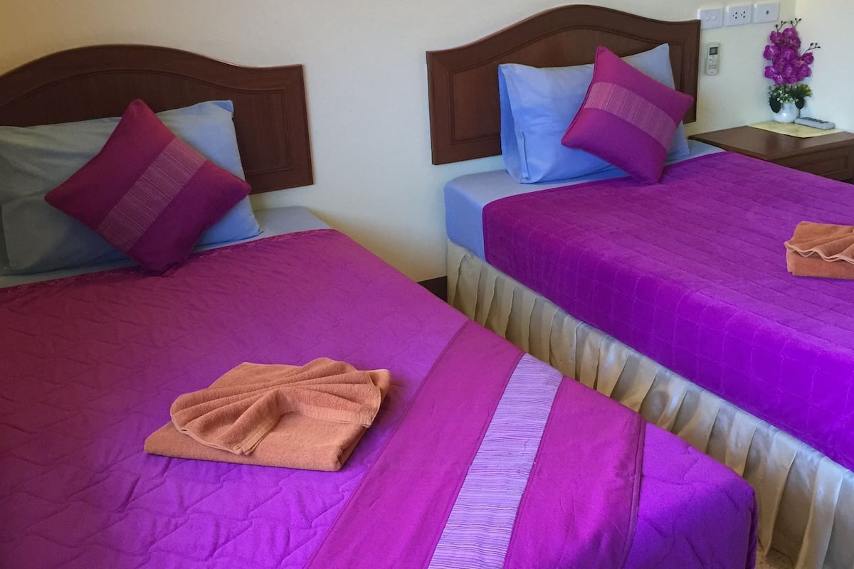 Standaard Twin kamer | Een bureau, babybedden, extra bedden, gratis wifi