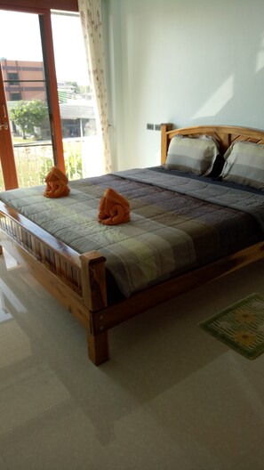 Bureau, lits bébé (en supplément), lits pliants/supplémentaires