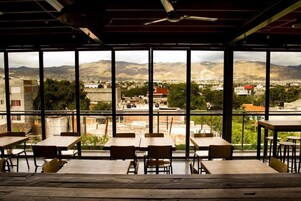 Se sirven almuerzos, cenas y cocina mexicana 