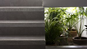 A staircase leading to a balcony with potted plants. - Hostal Tres Central (Tuxtla Gutierrez)