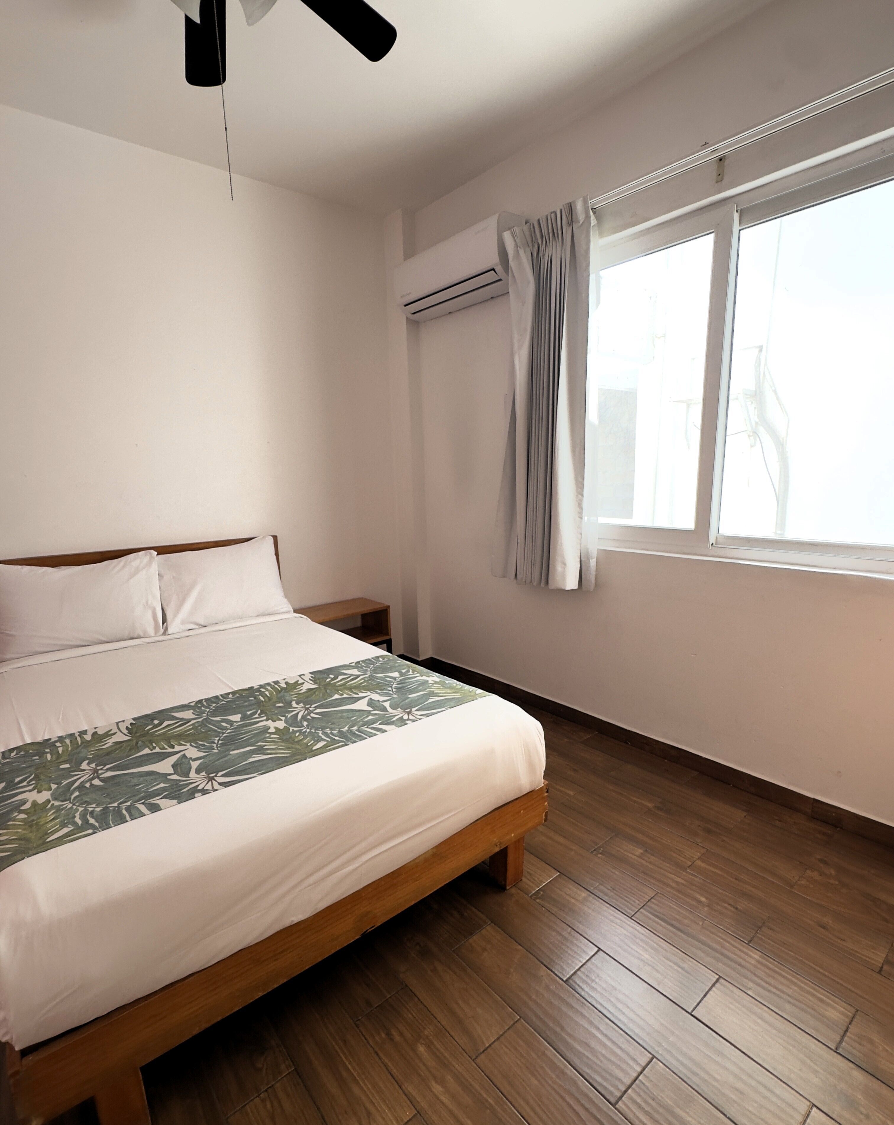 ห้องอีโคโนมี | เครื่องนอนระดับพรีเมียม, ผ้านวมขนเป็ด, ห้องพักตกแต่งอย่างมีเอกลักษณ์