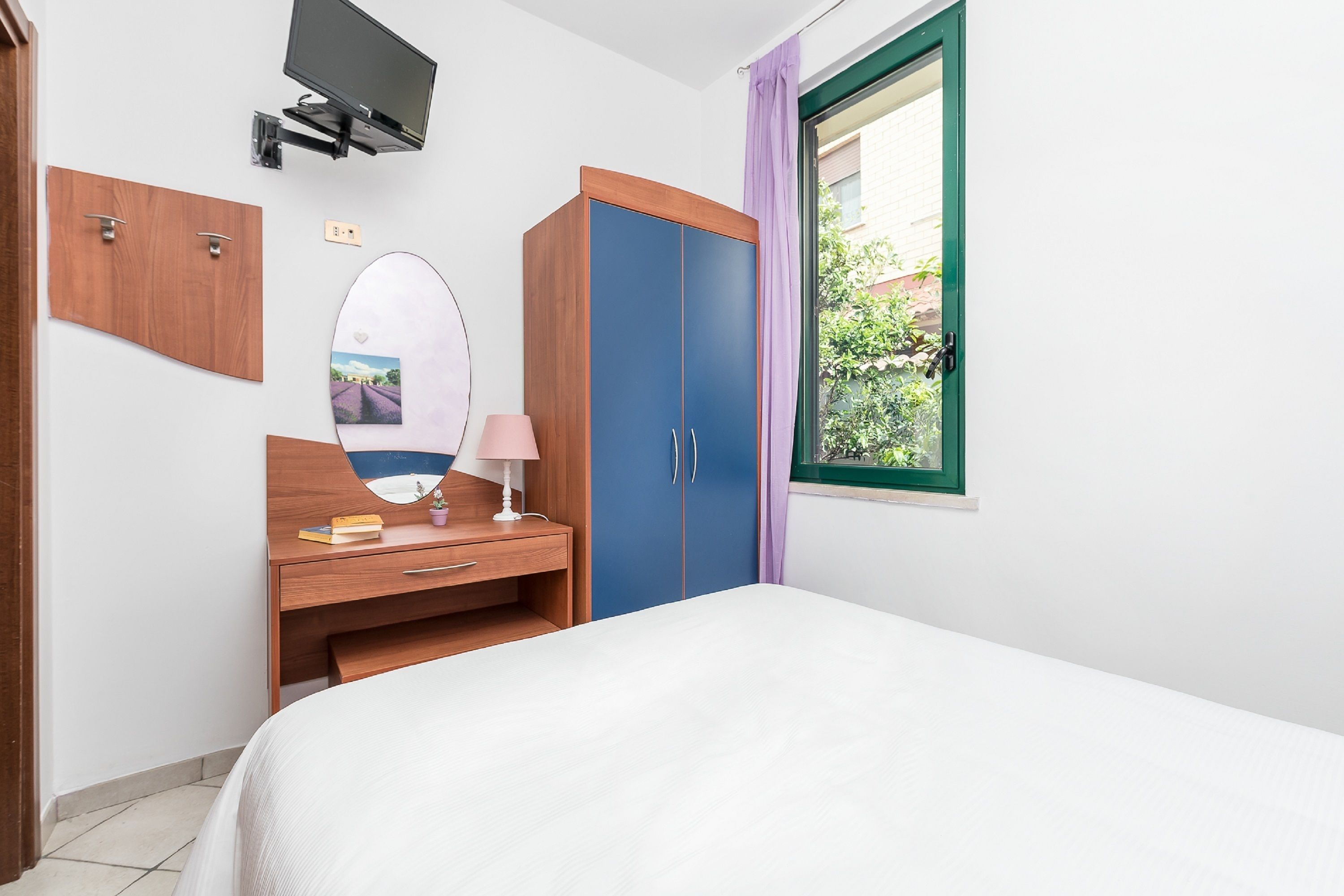 premium bedding, down duvets, desk, bed sheets