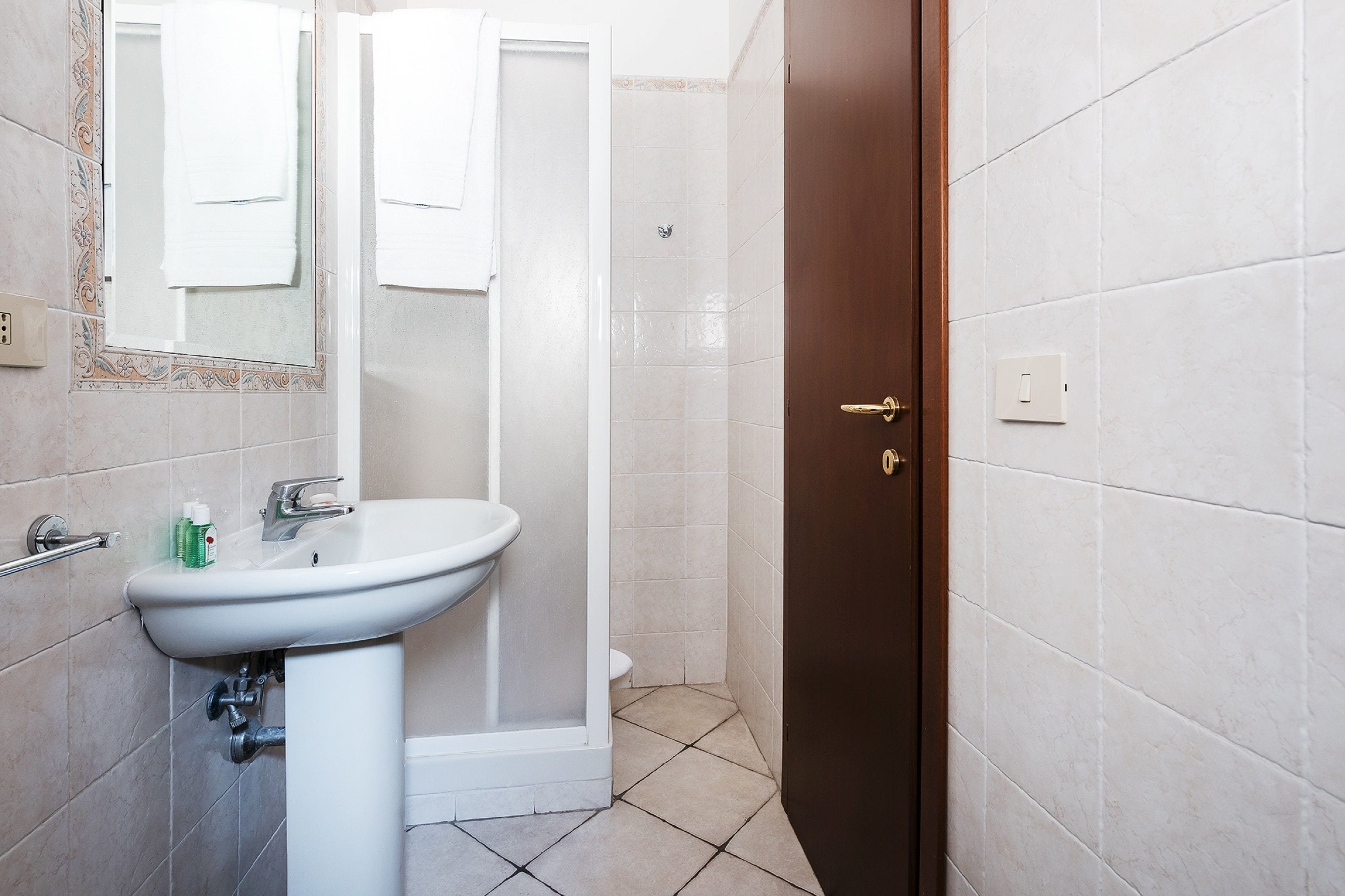 comfort double or twin room | bathroom | shower, free toiletries, hair dryer, bidet