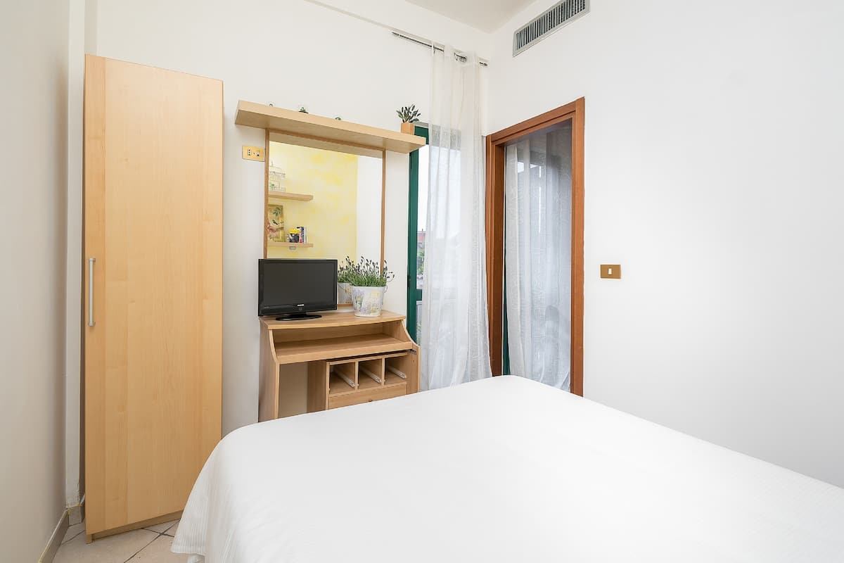 classic single room, 1 bedroom, non smoking, private bathroom | premium bedding, down duvets, desk, bed sheets