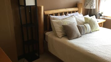 Deluxe Suite, 1 Queen Bed, Hot Tub | Free WiFi, bed sheets