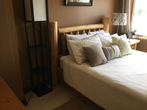 Suite Deluxe, 1 grand lit, baignoire à remous | Accès au Wi-Fi (inclus), literie fournie