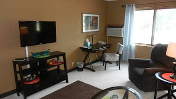 Deluxe-sviitti, 1 keskisuuri parisänky, poreamme | Ilmainen Wi-Fi, vuodevaatteet