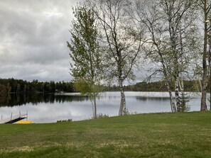 Chambre Prestige, 2 grands lits, réfrigérateur et four à micro-ondes, vue sur le lac | Accès au Wi-Fi (inclus), literie fournie