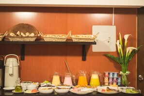 بوفيه فطور مجانًا يوميًا