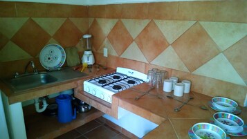 Ropa de cama de alta calidad y caja de seguridad en la habitación 