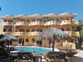 Una piscina al aire libre