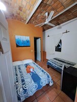 Ropa de cama de alta calidad y caja de seguridad en la habitación 