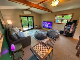 特色套房, 厨房, 山景 | 起居区 | 电视、DVD 播放器