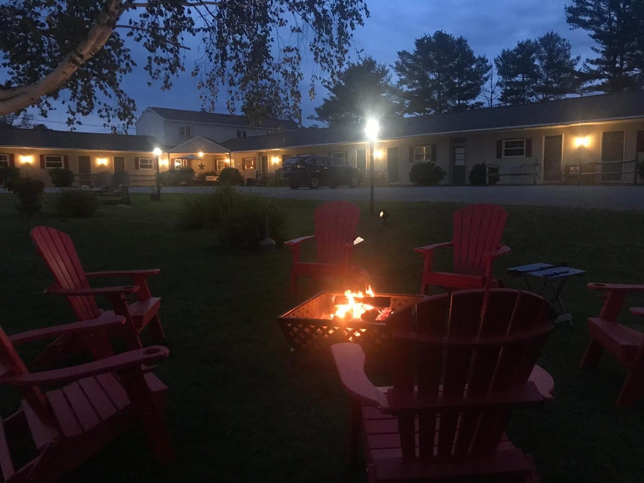 Un motel con asientos al aire libre y un brasero.