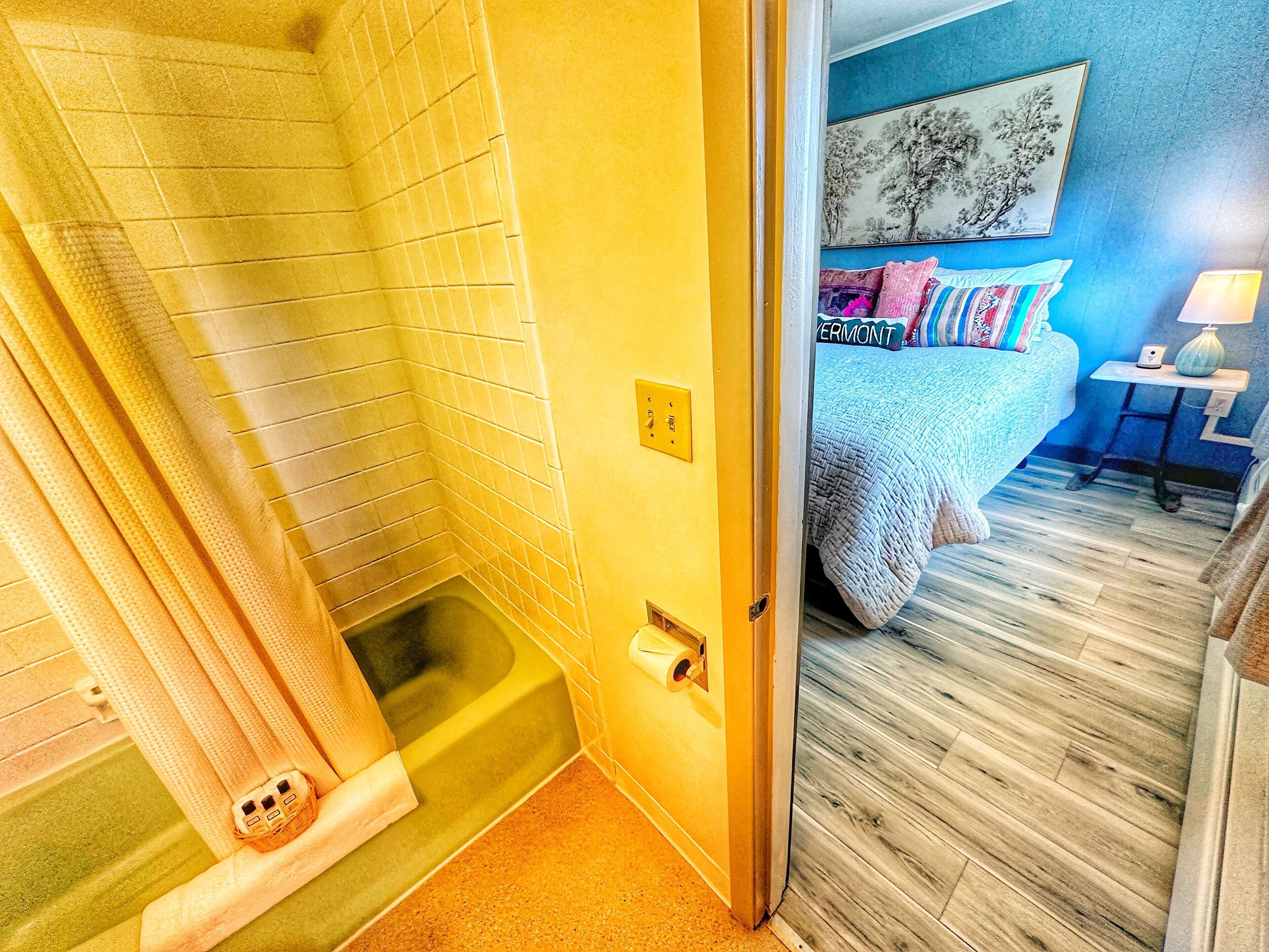 Habitación, 1 cama King size | Baño | Tina con regadera y secadora de cabello 