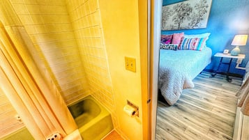 Room, 1 King Bed | Bathroom | Combined shower/tub, hair dryer