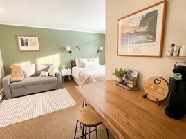 Decoración personalizada, muebles diferentes y wifi gratis 