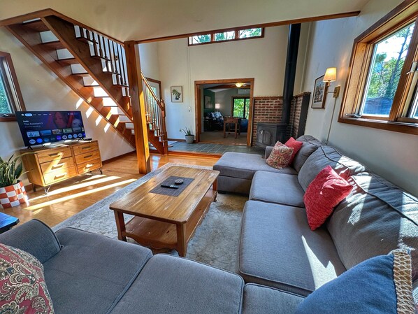 Signature Suite, Kitchen, Mountain View | Living area